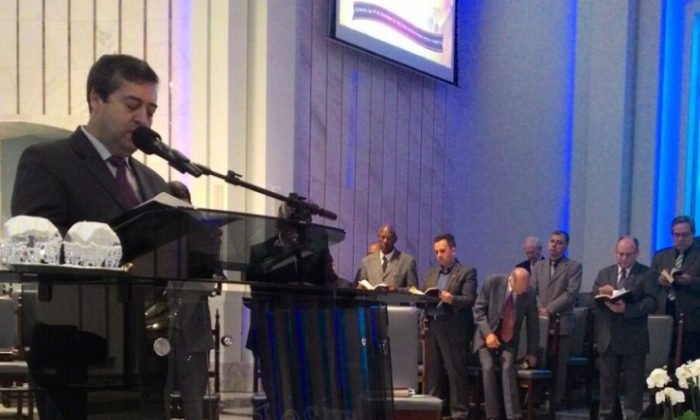 Pastor Ronaldo Nogueira, ministra mensagem em culto na matriz da Assembleia de Deus de Porto Alegre/RS