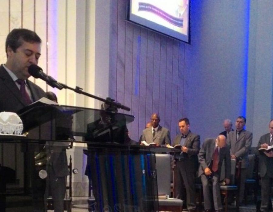 Pastor Ronaldo Nogueira, ministra mensagem em culto na matriz da Assembleia de Deus de Porto Alegre/RS