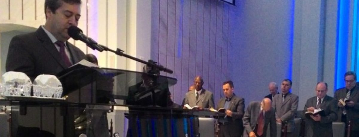 Pastor Ronaldo Nogueira, ministra mensagem em culto na matriz da Assembleia de Deus de Porto Alegre/RS