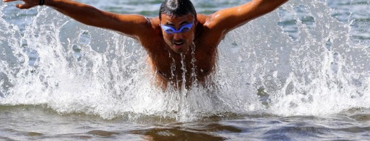 02/07/2015. Crédito: Minervino Junior/CB/D.A Press. Brasil. Brasilia - DF. O nadador Tiago Sato, treina para a prova 24 horas, no Lago Paranoá.