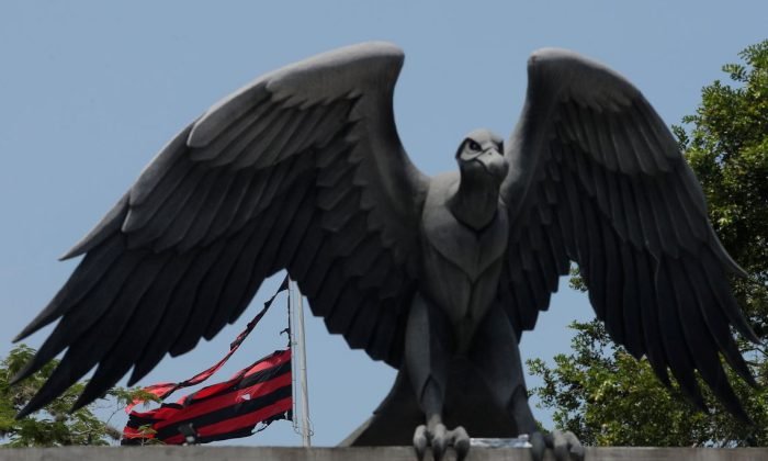 Centro de treinamento presidente George Helal, conhecido com Ninho do Urubu, é utilizado pela equipe de futebol do Flamengo. Foto da bandeira destruída depois de um incêndio.