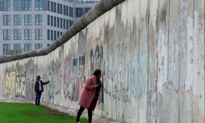 2019-11-08t123949z_857761829_rc207d9qh62v_rtrmadp_3_germany-berlinwall1