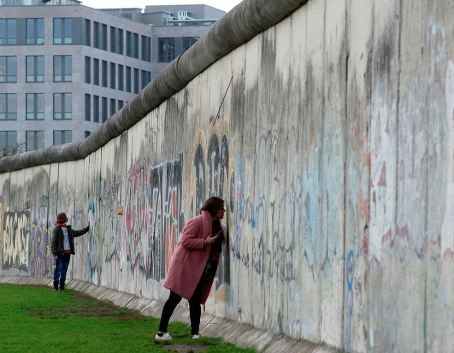 2019-11-08t123949z_857761829_rc207d9qh62v_rtrmadp_3_germany-berlinwall1