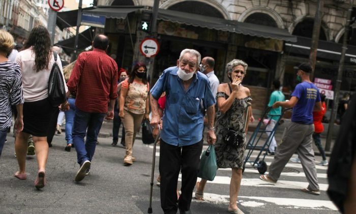 People walk around the Saara street market, amid the outbreak of the coronavirus disease (COVID-19), in Rio de Janeiro, Brazil November 19, 2020. Picture taken November 19, 2020.   REUTERS/Pilar Olivares