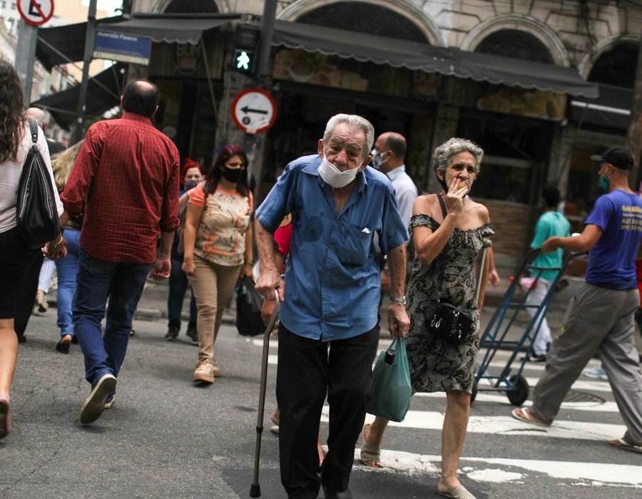 People walk around the Saara street market, amid the outbreak of the coronavirus disease (COVID-19), in Rio de Janeiro, Brazil November 19, 2020. Picture taken November 19, 2020.   REUTERS/Pilar Olivares