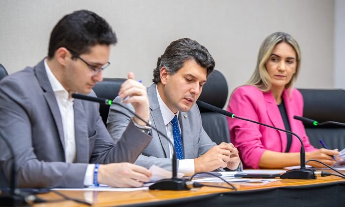 A Comissão de Economia, Orçamento e Finanças (CEOF) analisa a adequação e a repercussão orçamentária e financeira das propostas. O colegiado também acompanha as diretrizes orçamentárias, os créditos adicionais e as contas públicas, além dos programas de governo, como o orçamento anual.