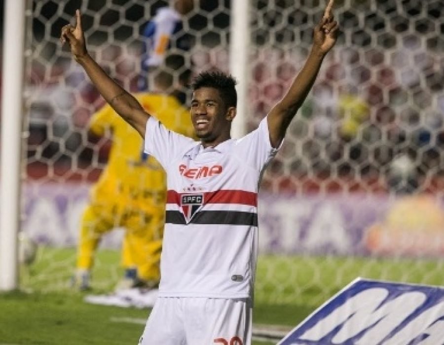 29jan2014---ewandro-comemora-o-5-gol-do-sao-paulo-sobre-o-rio-claro-1391047535540_615x300