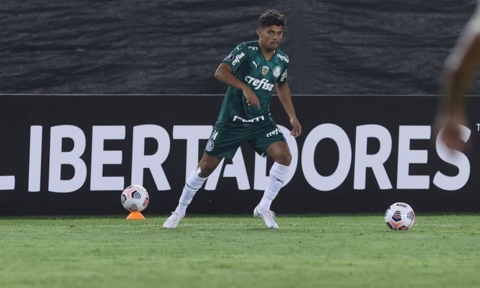 O jogador Gustavo Scarpa, da SE Palmeiras, em jogo contra a equipe do C Universitario D, durante partida válida pela fase de grupos, da Copa Libertadores, no Estádio Monumental. (Foto: Cesar Greco)