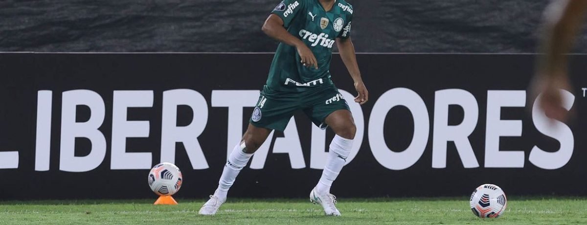 O jogador Gustavo Scarpa, da SE Palmeiras, em jogo contra a equipe do C Universitario D, durante partida válida pela fase de grupos, da Copa Libertadores, no Estádio Monumental. (Foto: Cesar Greco)