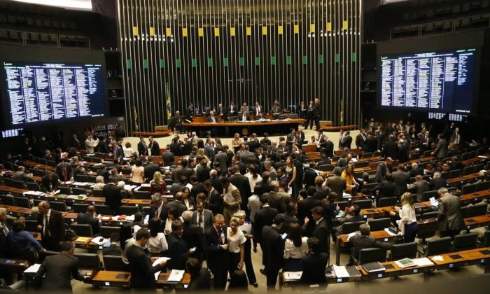 Folha de Brasília - Deputados e Senadores querem mais dinheiro para campanhas eleitorais