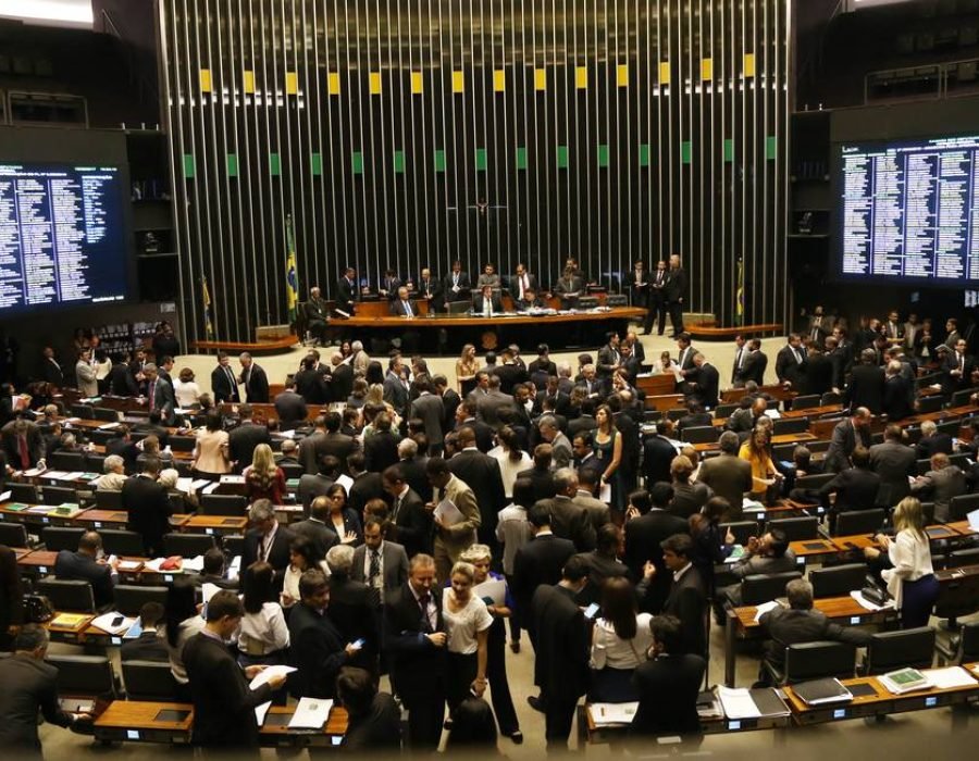 Folha de Brasília - Deputados e Senadores querem mais dinheiro para campanhas eleitorais