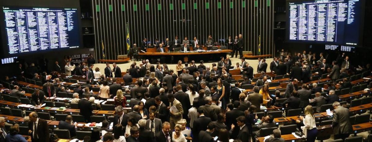 Folha de Brasília - Deputados e Senadores querem mais dinheiro para campanhas eleitorais