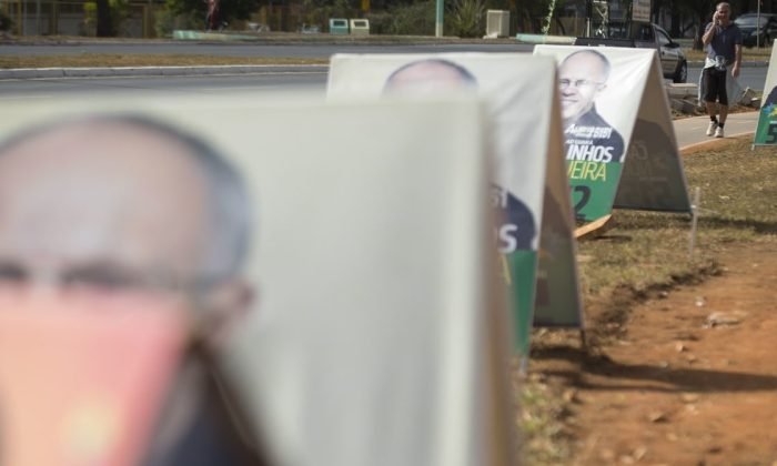 Cavaletes, bonecos e cartazes são permitidos durante a campanha eleitoral, desde que não dificultem o bom andamento do trânsito de pessoas e veículos (Marcelo Camargo/Agência Brasil)