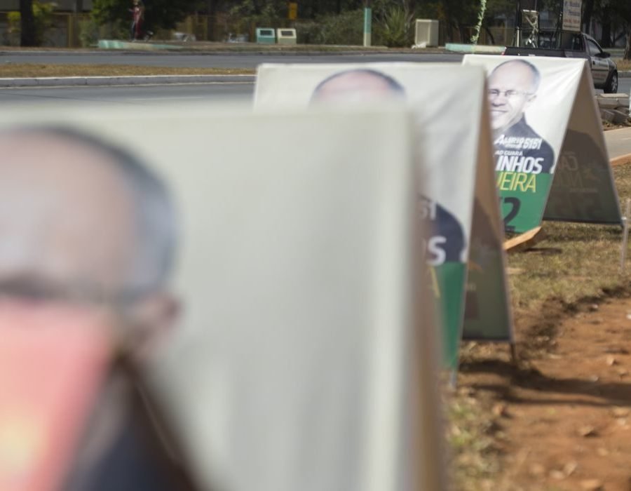 Cavaletes, bonecos e cartazes são permitidos durante a campanha eleitoral, desde que não dificultem o bom andamento do trânsito de pessoas e veículos (Marcelo Camargo/Agência Brasil)