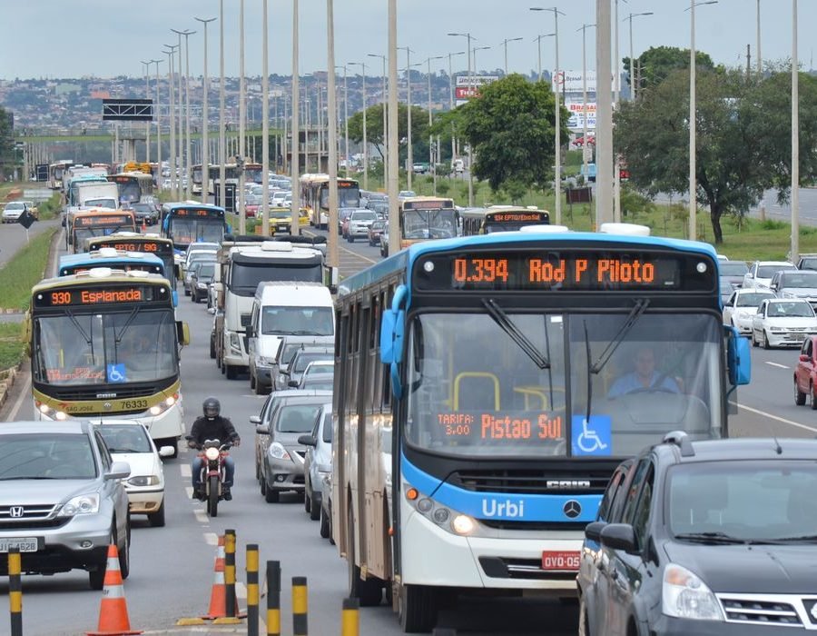 Moradores do Residencial Nova Jerusalém fazem protesto e fecham o Eixo Monumental. A manifestação causou um enorme congestionamento no trânsito da cidade (Antonio Cruz/Agência Brasil)