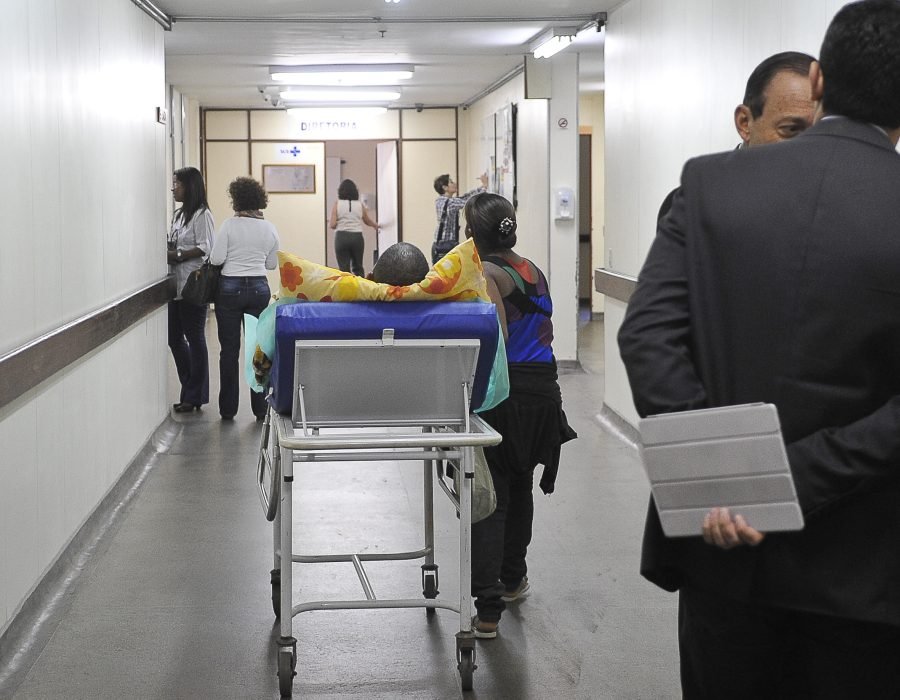 O ministro da Sade, Alexandre Padilha, e o governador do Distrito Federal, Agnelo Queiroz, visitam o Hospital de Base do Distrito Federal, onde participam da inaugurao de novos leitos de UTI (Unidade de Terapia Intensiva) e do centro de atendimento a pacientes com problemas neuro-cardiovasculares. ÊA ao, que ir ampliar e qualificar o atendimento no hospital, faz parte do S.O.S Emergncias, estratgia lanada em 2011 pelo Ministrio da Sade para ampliar a capacidade de atendimento aos usurios do Sistema ònico de Sade (SUS). O ministro atender a imprensa aps a visita s novas instalaes.