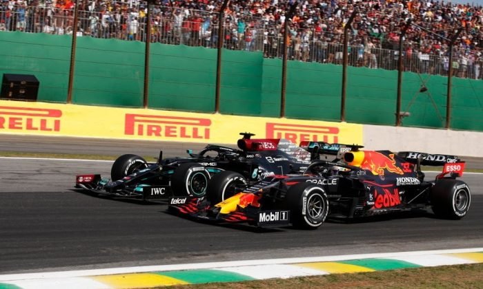 Max Verstappen e Lewis Hamilton travaram, no Brasil, outra disputa polêmica em 2021 (Foto: Pirelli)