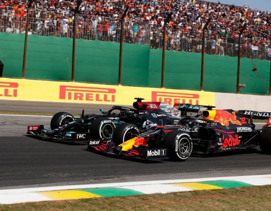 Max Verstappen e Lewis Hamilton travaram, no Brasil, outra disputa polêmica em 2021 (Foto: Pirelli)