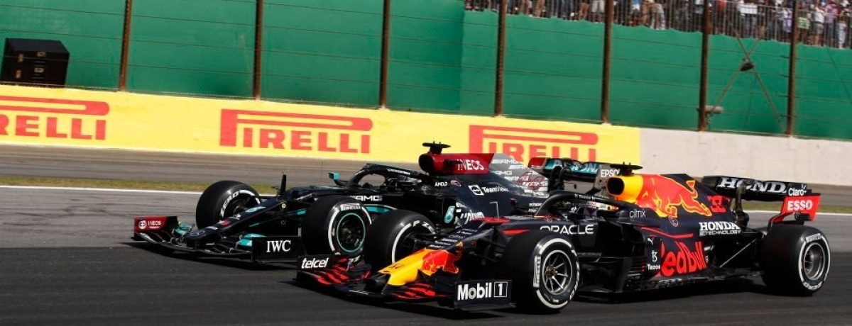 Max Verstappen e Lewis Hamilton travaram, no Brasil, outra disputa polêmica em 2021 (Foto: Pirelli)