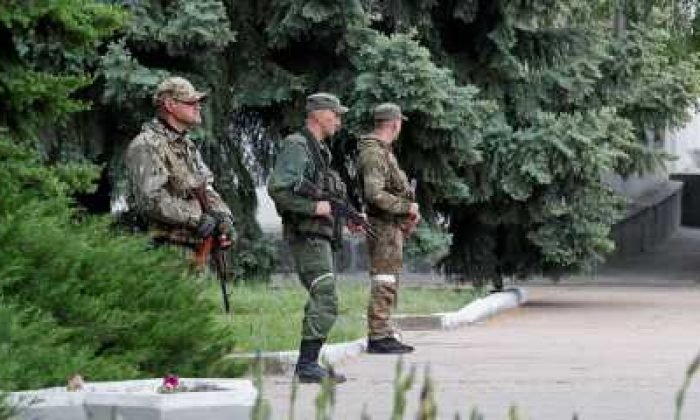 Militares das tropas pró-Rússia montam guarda em Svitlodarsk, região de Donetsk, Ucrânia
Alexander Ermochenko/Reuters/Arquivo