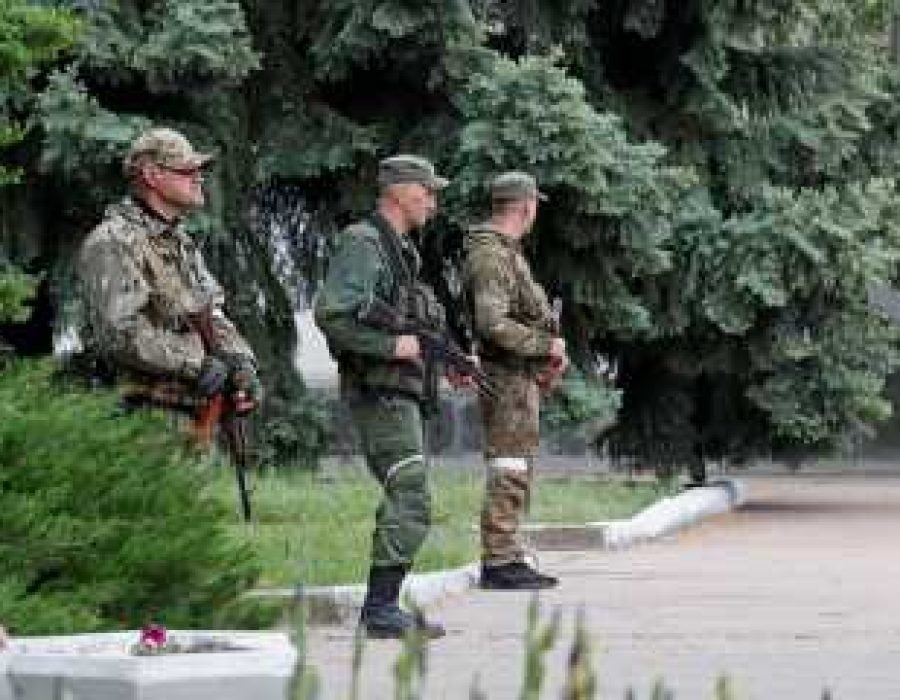Militares das tropas pró-Rússia montam guarda em Svitlodarsk, região de Donetsk, Ucrânia
Alexander Ermochenko/Reuters/Arquivo