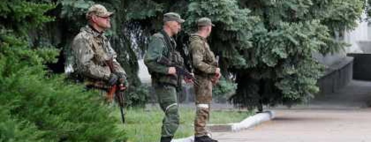 Militares das tropas pró-Rússia montam guarda em Svitlodarsk, região de Donetsk, Ucrânia
Alexander Ermochenko/Reuters/Arquivo