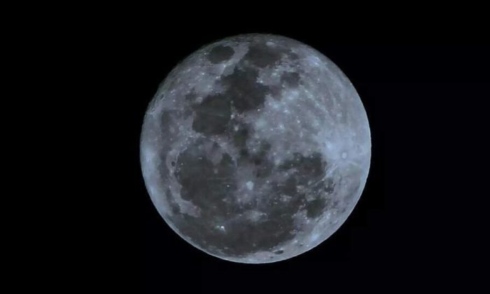 Lua aparenta estar azul durante fenômeno astronômico. (Foto: Osmar Daniel/Arquivo)