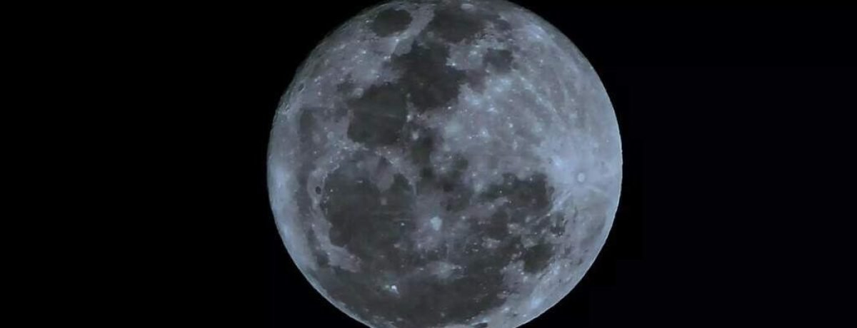 Lua aparenta estar azul durante fenômeno astronômico. (Foto: Osmar Daniel/Arquivo)