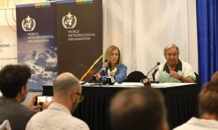 A secretária-geral da OMM, Celeste Saulo, e o secretário-geral da ONU, António Guterres, em Tonga.