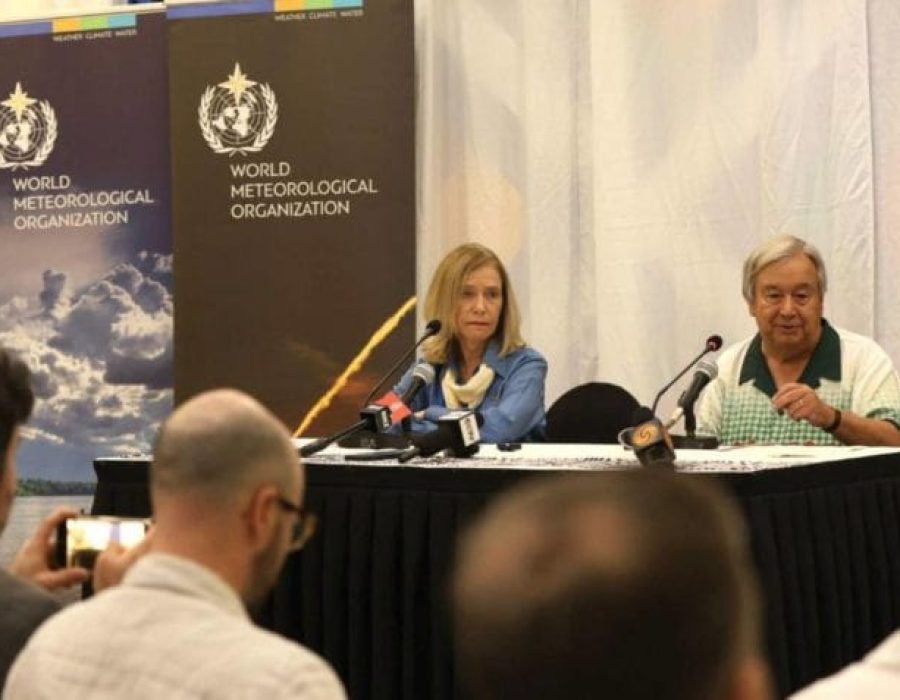 A secretária-geral da OMM, Celeste Saulo, e o secretário-geral da ONU, António Guterres, em Tonga.
