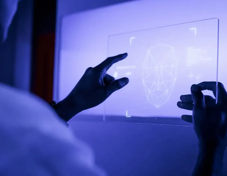 designer-usando-uma-tecnologia-futurista-de-tela-de-tablet-digital-transparente