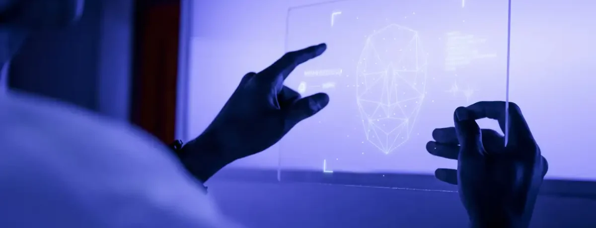 designer-usando-uma-tecnologia-futurista-de-tela-de-tablet-digital-transparente