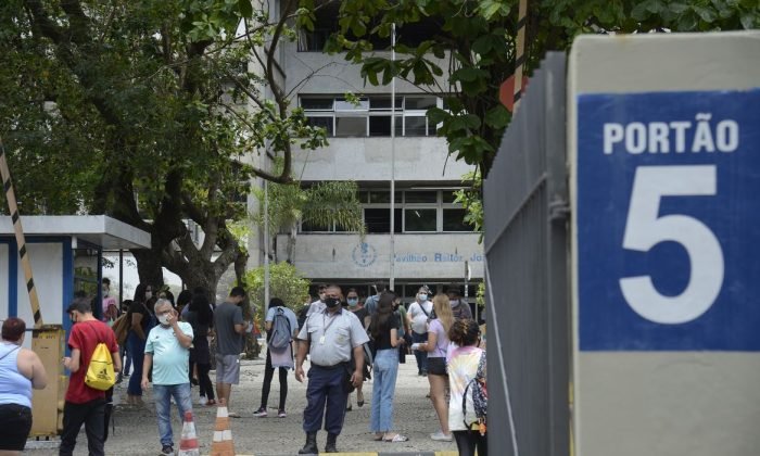 Estudantes chegam para o primeiro dia de prova do Enem 2021. Foto: Tomaz Silva/Agência Brasil