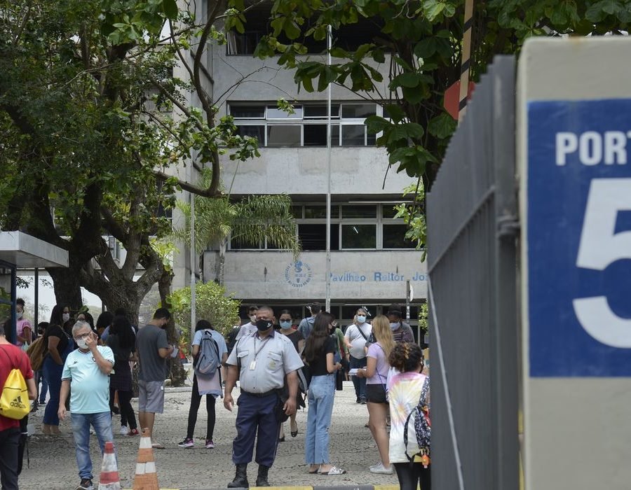 Estudantes chegam para o primeiro dia de prova do Enem 2021. Foto: Tomaz Silva/Agência Brasil