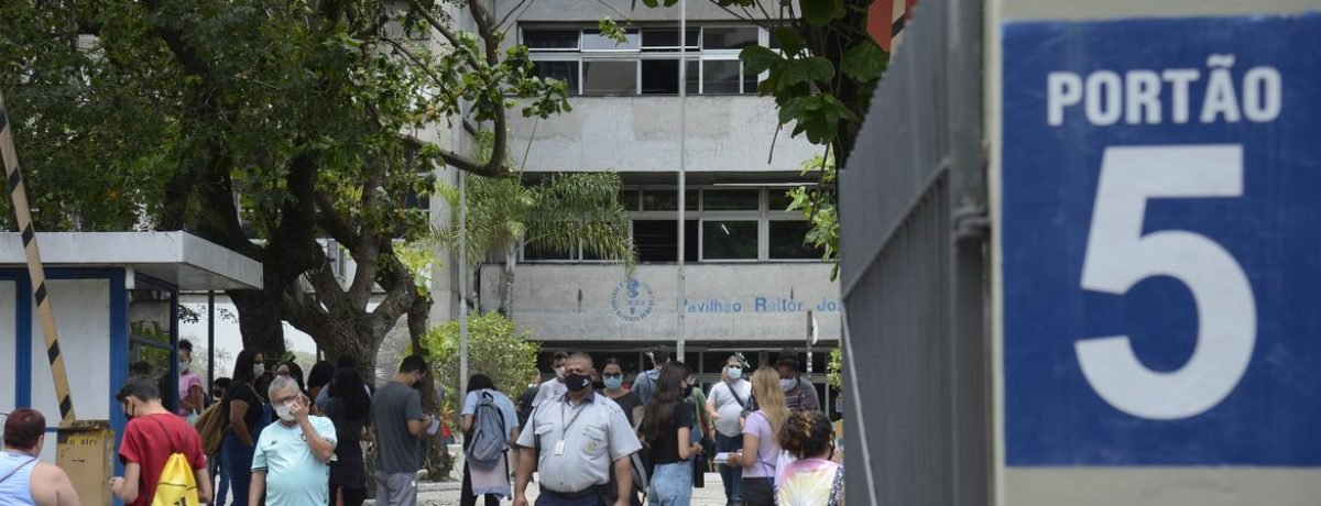 Estudantes chegam para o primeiro dia de prova do Enem 2021. Foto: Tomaz Silva/Agência Brasil
