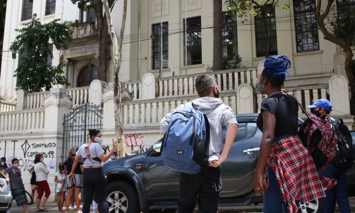 São Paulo - Início das aulas presenciais durante a pandemia de covid-19 na Escola Estadual Caetano de Campos, na Consolação.