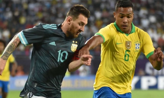 messi-alex-sandro-brasil-argentina-amistoso-15-11-2019_ubkrny4h1n9c1mgegei63y5vt