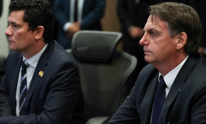 O presidente Jair Bolsonaro, acompanhado do ministro Justiça e Segurança Pública, Sergio Moro, visita o Centro Integrado de Inteligência e Segurança Pública da Região Sul (CIISPR-Sul), em Curitiba (PR).