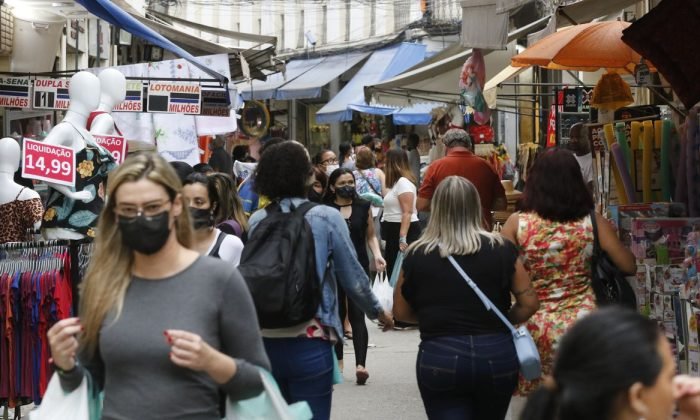 Movimento de vendas de brinquedos para o Dia das Crianças, comércio varejista nas ruas do Polo Saara, centro do Rio de Janeiro.© Fernando Frazão/Agência Brasil