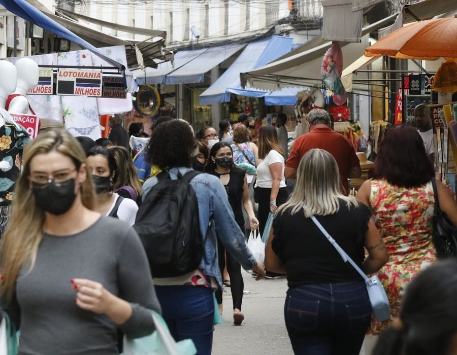 Movimento de vendas de brinquedos para o Dia das Crianças, comércio varejista nas ruas do Polo Saara, centro do Rio de Janeiro.© Fernando Frazão/Agência Brasil
