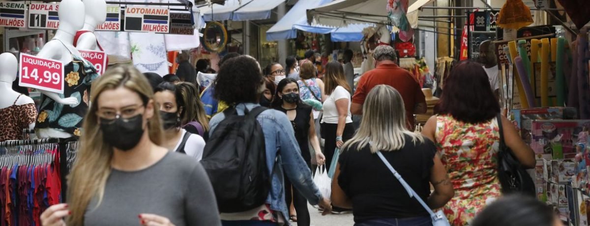 Movimento de vendas de brinquedos para o Dia das Crianças, comércio varejista nas ruas do Polo Saara, centro do Rio de Janeiro.© Fernando Frazão/Agência Brasil