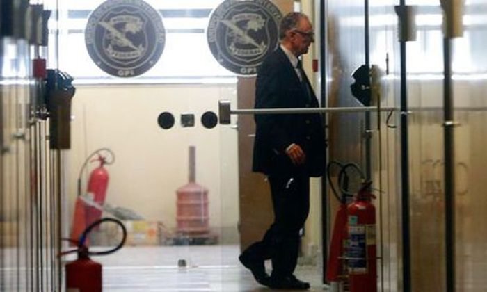 Rio de Janeiro - O presidente do Comitê Olímpico Brasileiro(COB), Carlos Arthur Nuzman, é condusido para oitiva junto à Polícia Federal (Tânia Rêgo/Agência Brasil)