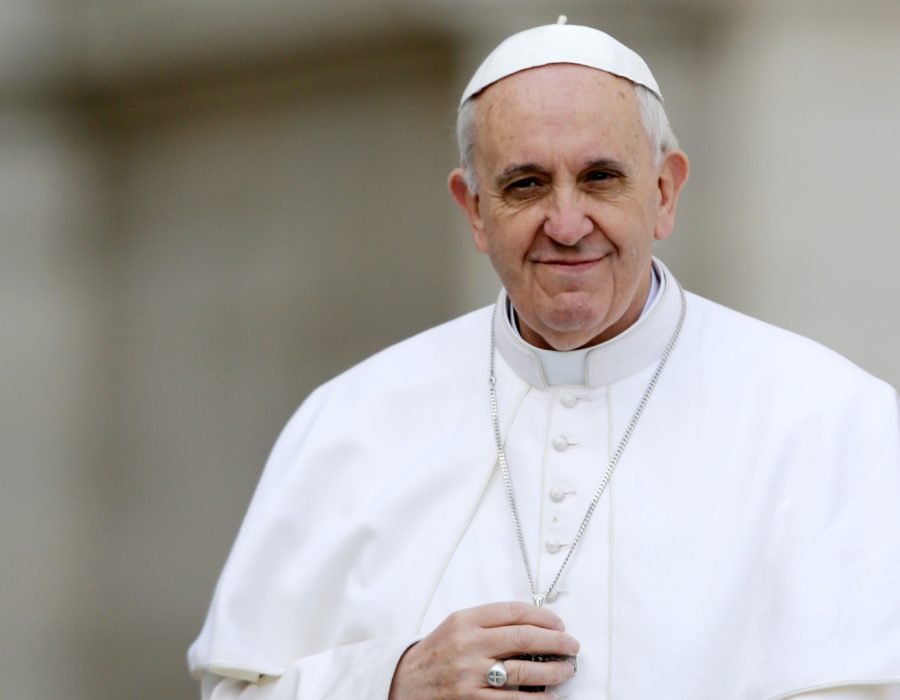 El papa Francisco toca su crucifijo mientras lo conducen a través de la multitud durante su audiencia general inaugural, en la Plaza de San Pedro, en el Vaticano, el miércoles 27 de marzo de 2013. Francisco pidió el miércoles que se ponga fin a la violencia y los saqueos relacionados con el golpe de estado del fin de semana en la República Centroafricana, en su primera apelación de ese tipo por la paz desde que se convirtió en papa. (AP foto/Andrew Medichini)