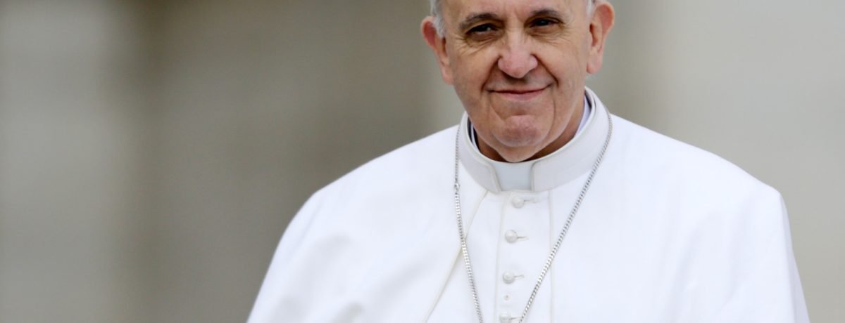 El papa Francisco toca su crucifijo mientras lo conducen a través de la multitud durante su audiencia general inaugural, en la Plaza de San Pedro, en el Vaticano, el miércoles 27 de marzo de 2013. Francisco pidió el miércoles que se ponga fin a la violencia y los saqueos relacionados con el golpe de estado del fin de semana en la República Centroafricana, en su primera apelación de ese tipo por la paz desde que se convirtió en papa. (AP foto/Andrew Medichini)