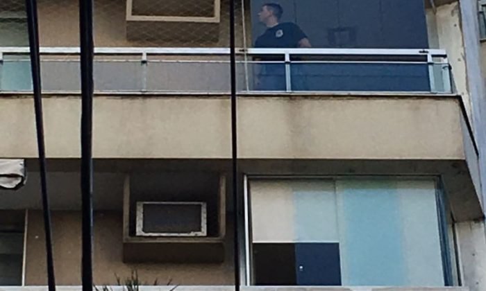 Policial federal dentro do apartamento de Marcello Miller, na Lagoa, na Zona Sul do Rio. (Foto: Pedro Figueiredo/ TV Globo)