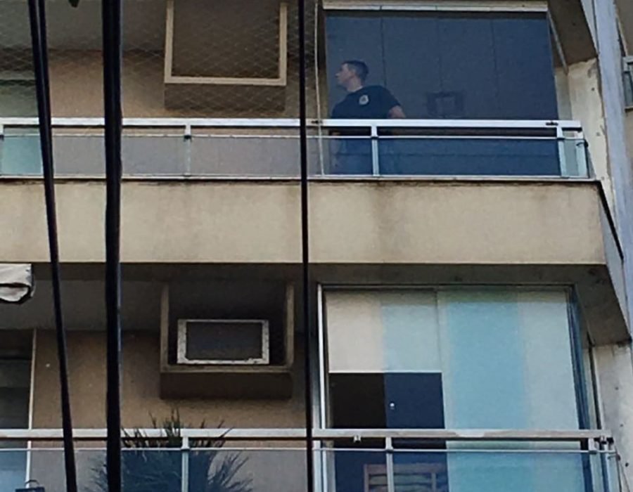 Policial federal dentro do apartamento de Marcello Miller, na Lagoa, na Zona Sul do Rio. (Foto: Pedro Figueiredo/ TV Globo)
