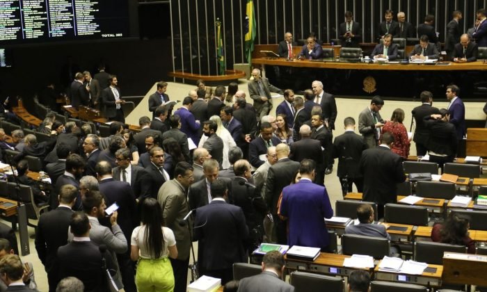 O Plenário da Câmara dos Deputados, começa a votar os destaques da Medida Provisória 881/19, que estabelece garantias para a atividade econômica de livre mercado, impõe restrições ao poder regulatório do Estado, cria direitos de liberdade econômica e regula a atuação do Fisco federal.