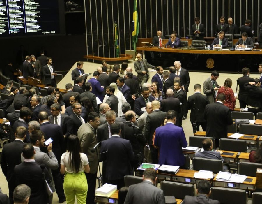 O Plenário da Câmara dos Deputados, começa a votar os destaques da Medida Provisória 881/19, que estabelece garantias para a atividade econômica de livre mercado, impõe restrições ao poder regulatório do Estado, cria direitos de liberdade econômica e regula a atuação do Fisco federal.