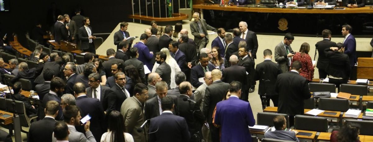 O Plenário da Câmara dos Deputados, começa a votar os destaques da Medida Provisória 881/19, que estabelece garantias para a atividade econômica de livre mercado, impõe restrições ao poder regulatório do Estado, cria direitos de liberdade econômica e regula a atuação do Fisco federal.