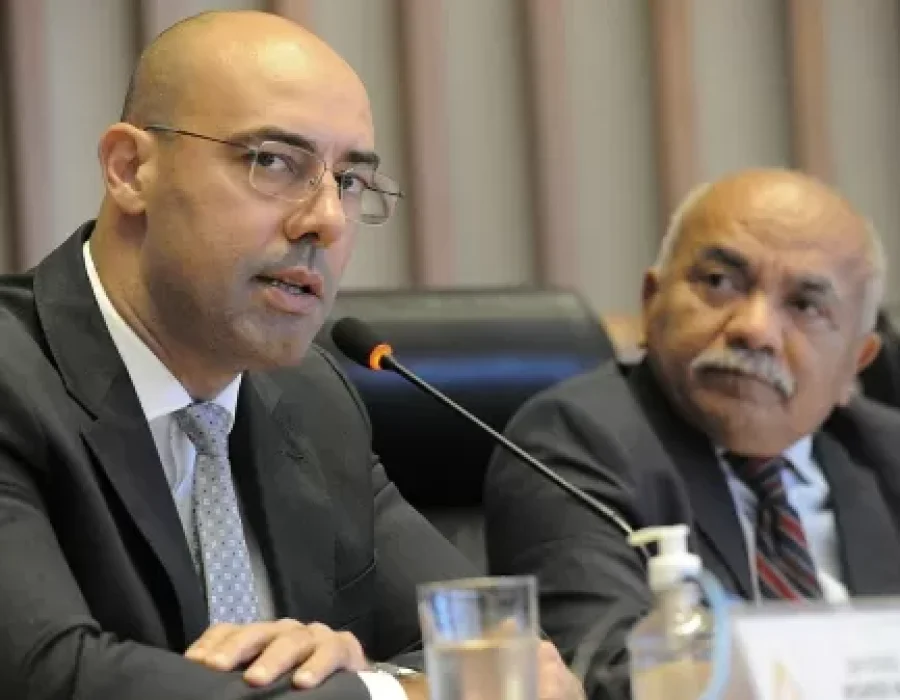 secretario-executivo-da-secretaria-de-seguranca-publica-do-distrito-federal-durante-o-dia-8-de-janeiro-fernando-de-sousa-oliveira-foi-suspenso-por-34-dias-1756160185745_v2_450x337.jp
